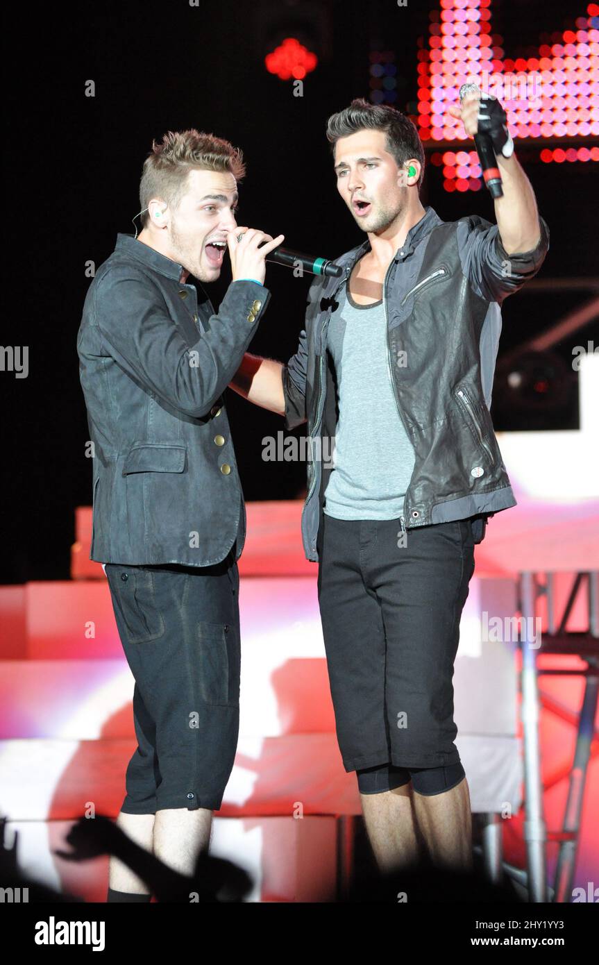 Kendall Schmidt (links) und James Maslow von Big Time Rush auf der Bühne während der Summer Break Tour halten im Time Warner Cable Music Pavillion, Raleigh, North Carolina. Stockfoto