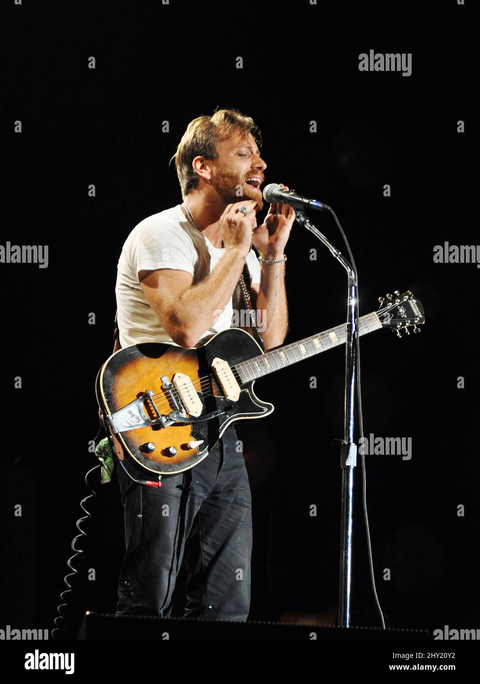 Dan Auerbach von den Black Keys, der live auf der Keys-Tour auftrat, hält im Time Warner Cable Music Pavillion in North Carolina, USA, an. Stockfoto