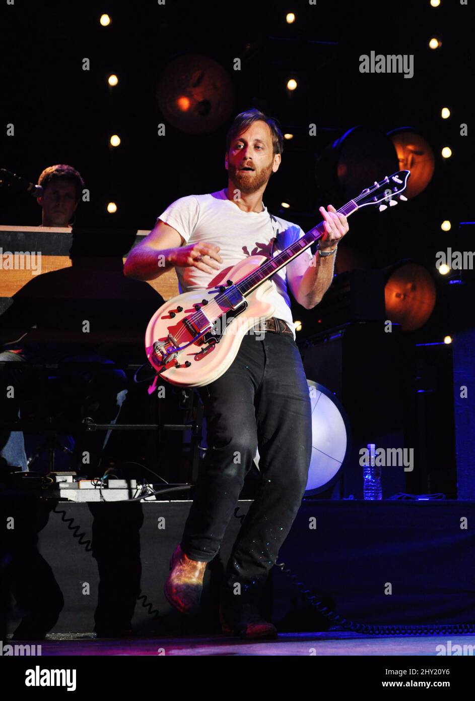 Dan Auerbach von den Black Keys, der live auf der Keys-Tour auftrat, hält im Time Warner Cable Music Pavillion in North Carolina, USA, an. Stockfoto