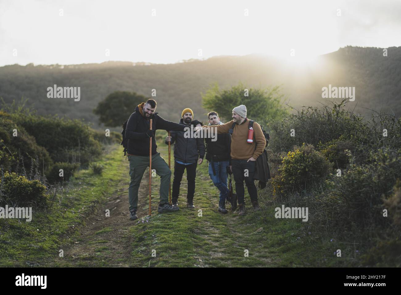 Eine Gruppe von Freunden, die während der Wanderung auf dem Gipfel der La sierra, Andaluza, die grüne Route entlang wandern Stockfoto