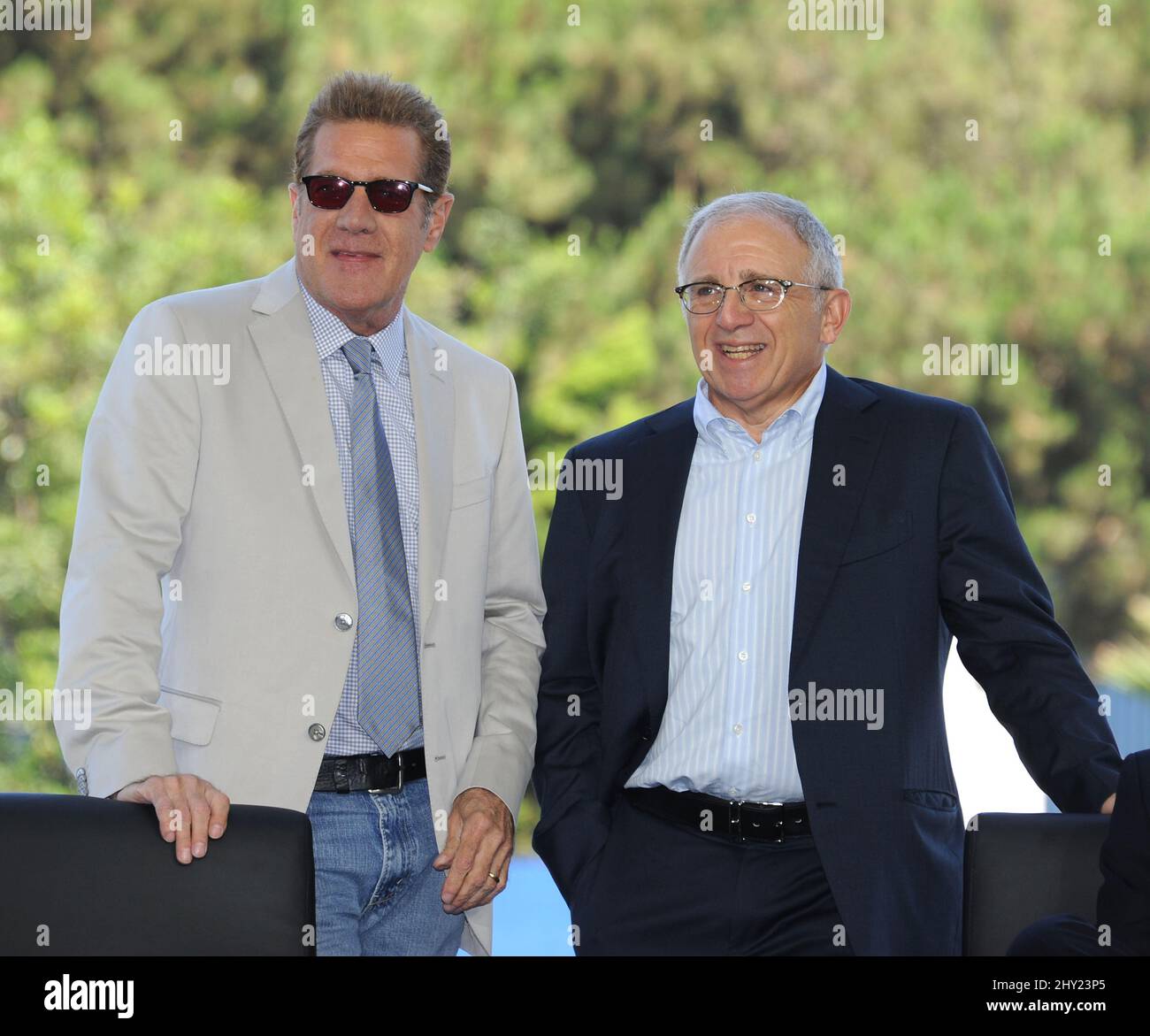 Glenn Frey und Irving Azoff bei einer Pressekonferenz für die Madison Square Garden Company, um die Revitalisierung des Forums während einer Pressekonferenz im alten Forum bekannt zu geben Stockfoto