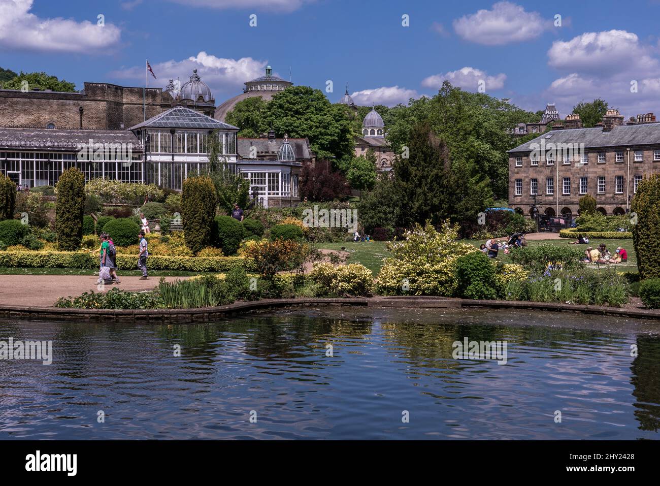 Blick auf die Pavilion Gardens, einen traditionellen viktorianischen Park und beliebtes Touristenziel in Buxton, England Stockfoto