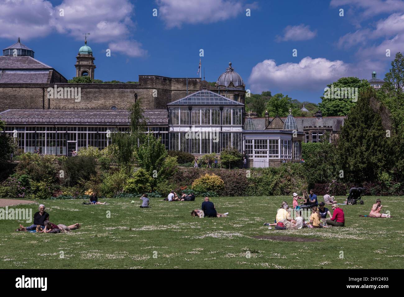 Blick auf die Pavilion Gardens, einen berühmten Park in Buxton, England Stockfoto