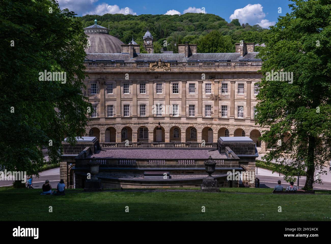 Blick auf den Buxton Crescent, ein ikonisches historisches Wahrzeichen in Buxton, England Stockfoto