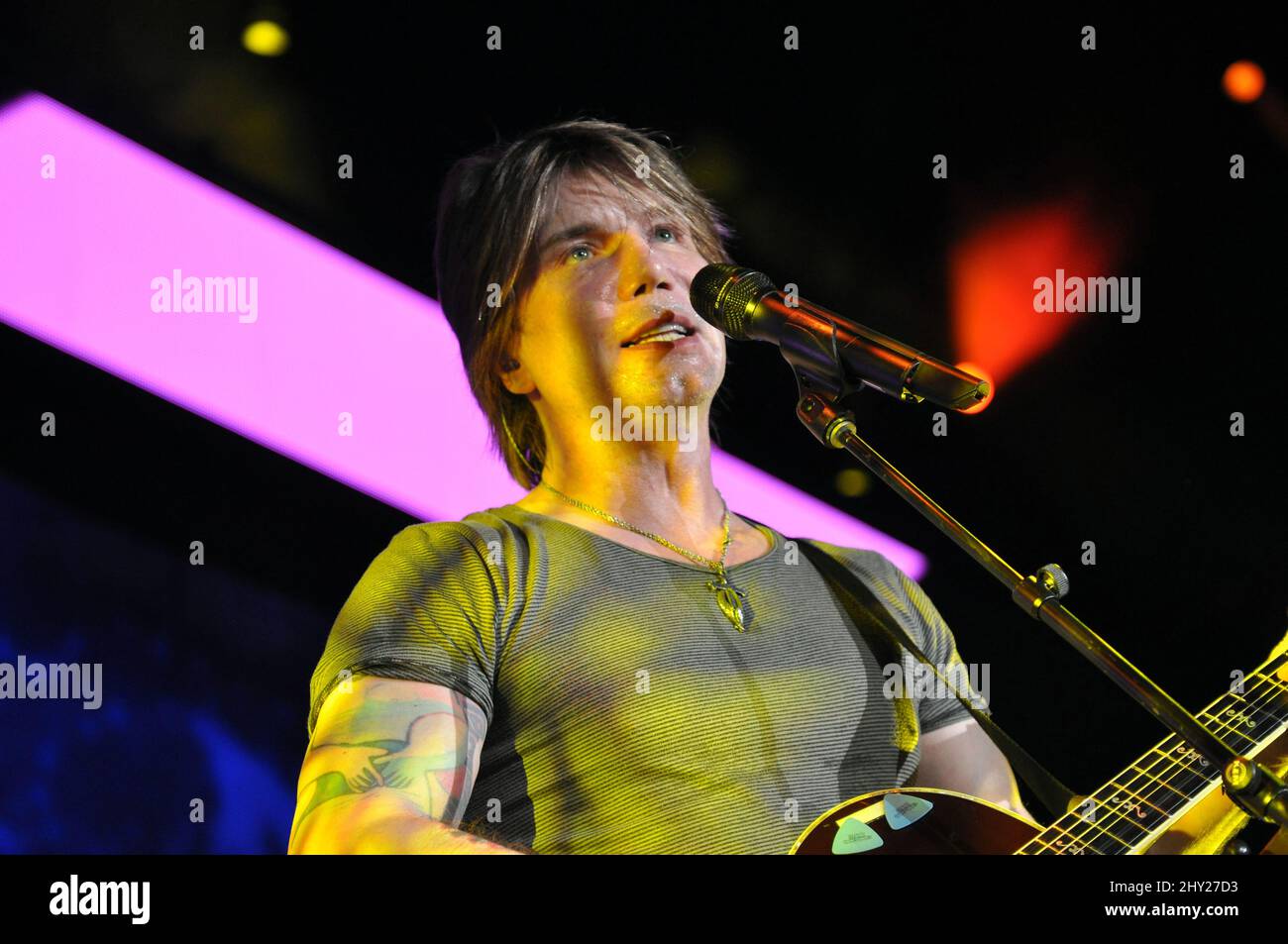 John Rzeznikof the Goo Goo Dolls bei einem Konzert im Walnut Creek Amphitheatre, Raleigh Stockfoto
