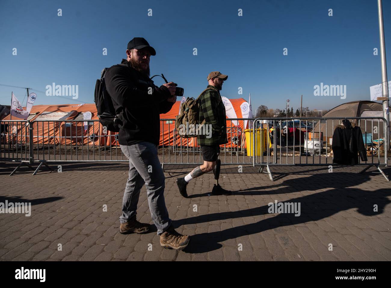 14. März 2022: Ein legless Freiwilliger hilft ukrainischen Kriegsflüchtlingen im Flüchtlingslager Medika, Polen. (Bild: © Hector Adolfo Quintanar Perez/ZUMA Press Wire) Bild: ZUMA Press, Inc./Alamy Live News Stockfoto