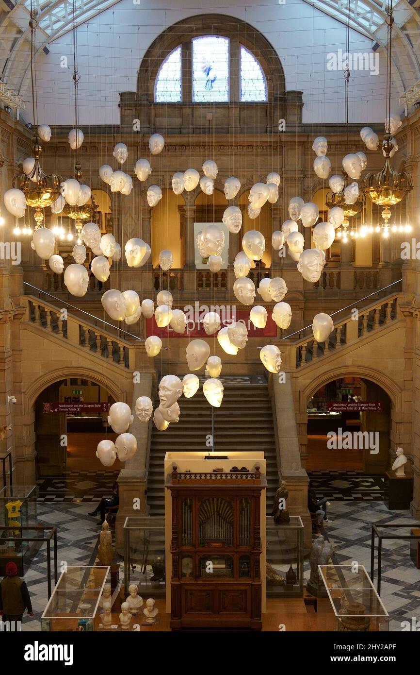 The Floating Heads Installation im Kelvingrove Museum und in der Kunstgalerie in Glasgow, Schottland Stockfoto