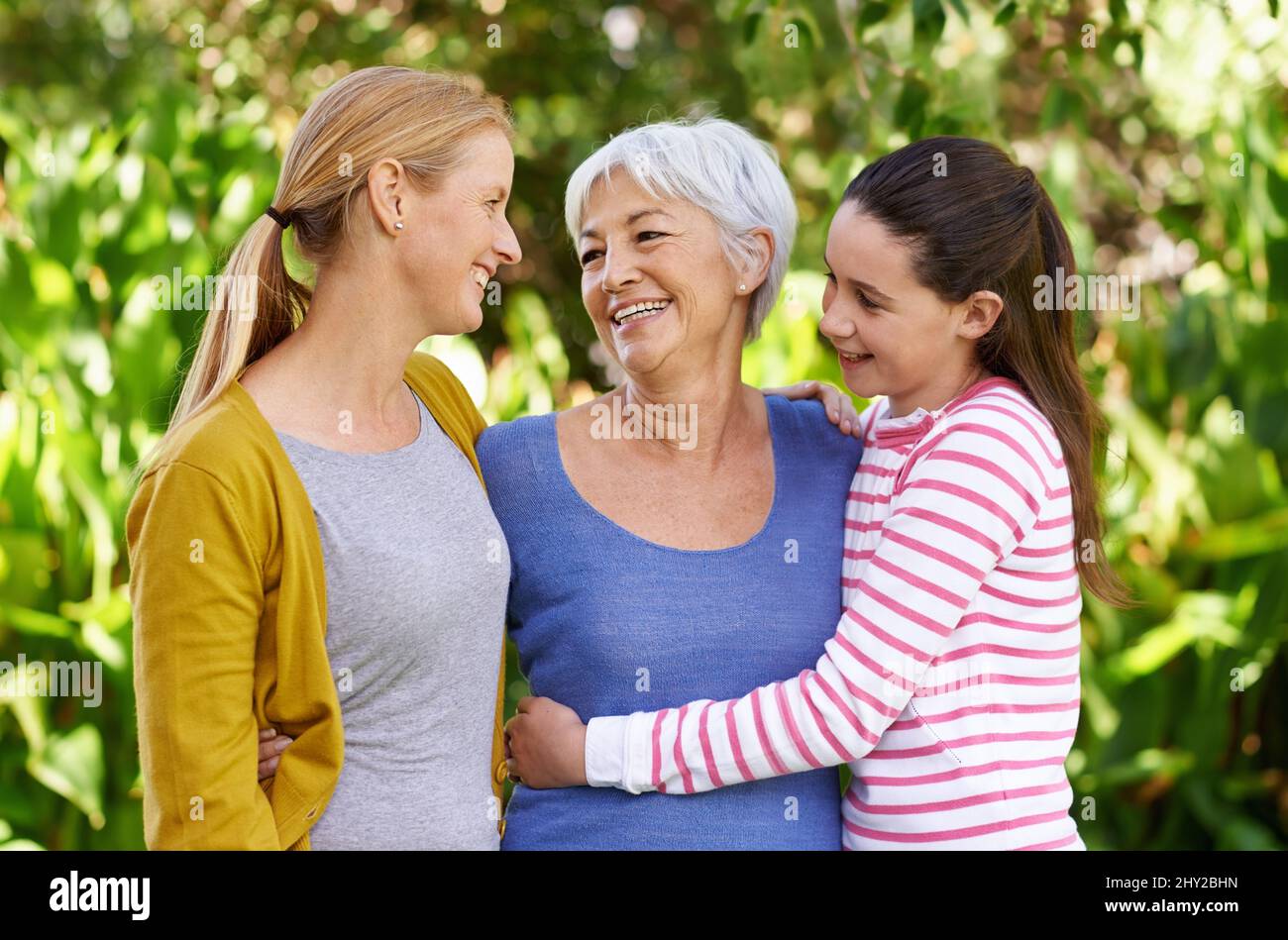 Bindung mit Angehörigen. Aufnahme von drei Generationen von Familienfrauen, die im Freien stehen. Stockfoto