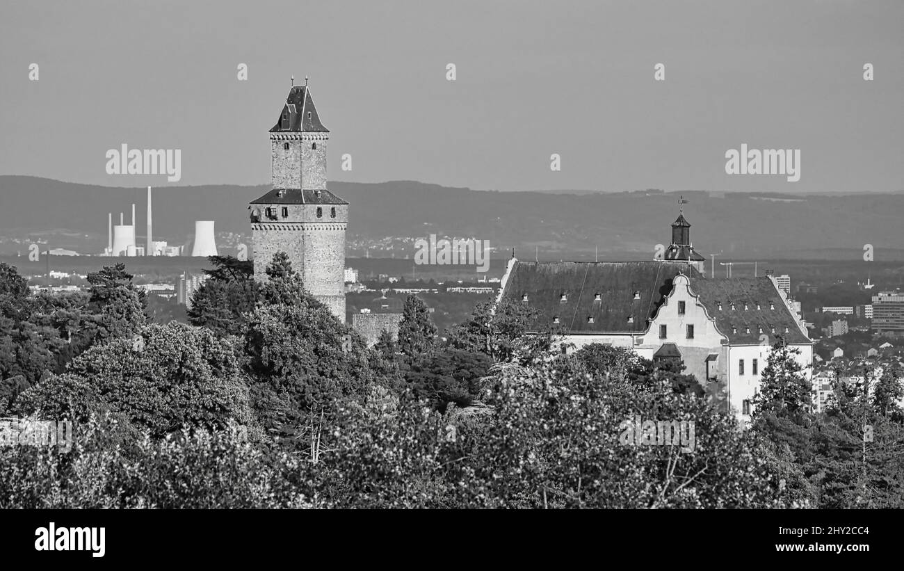 Graustufenaufnahme der Burg Kronberg in Kronberg im Taunus im Hochtaunuskreis, Hessen, Deutschland Stockfoto