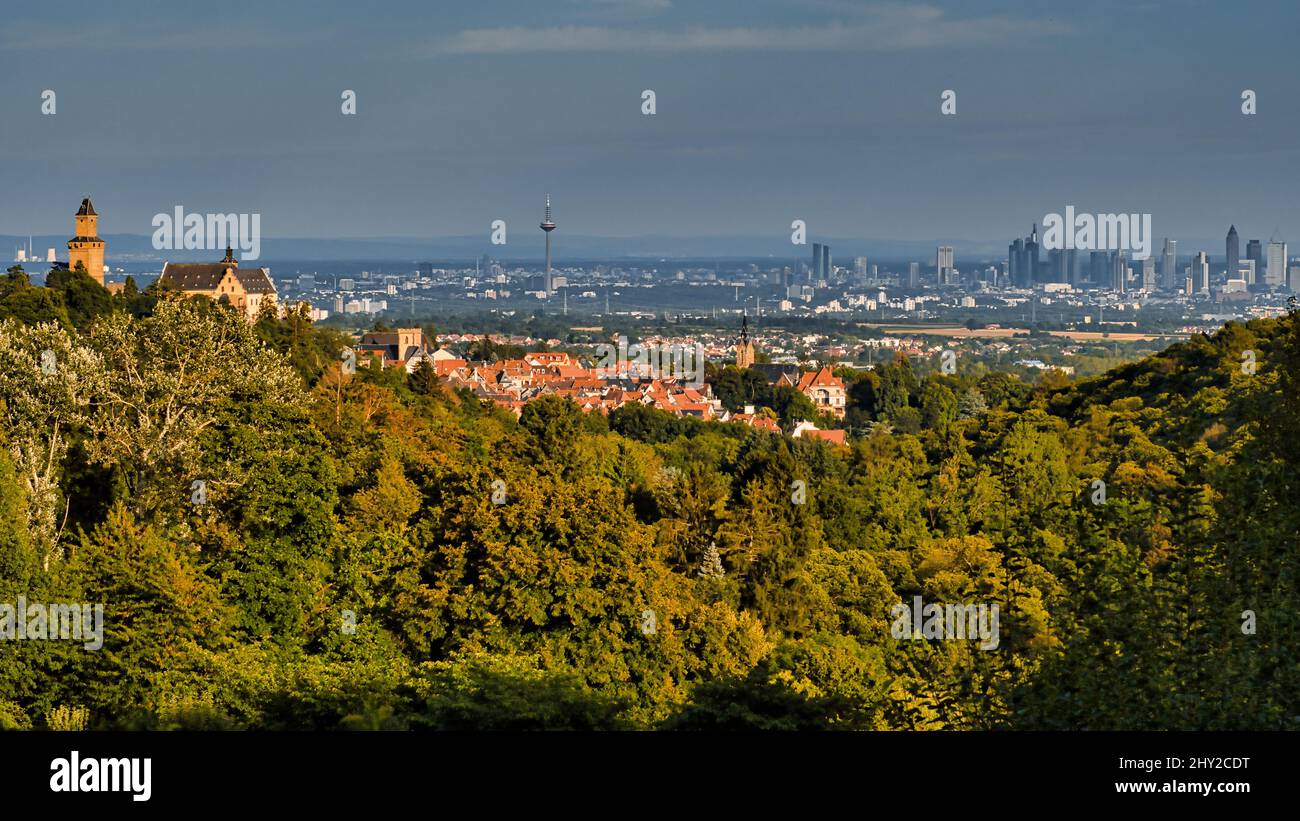 Panoramablick auf die Stadt Kronberg im Taunus im Hochtaunuskreis, Hessen, Deutschland Stockfoto