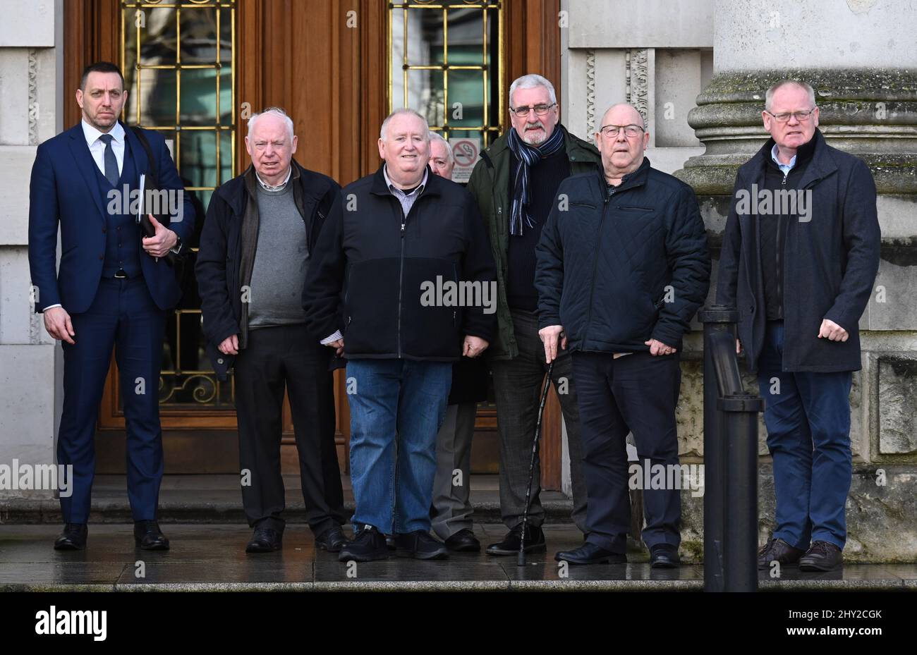 Rechtsanwalt Padraig O Muirigh (links) mit den ehemaligen Internierten des Maze Prison Fra McCann, Anthony Hughes, Patrick Fitzsimmons, Patrick Holden, Francis Johnston, James Joseph Walsh am High Court in Belfast. Die sechs Männer werden aufgrund der Flucht aus dem nordirischen Gefängnis im Jahr 1974 nach einem Urteil des Berufungsgerichts gestürzt werden. Bilddatum: Montag, 14. März 2022. Stockfoto