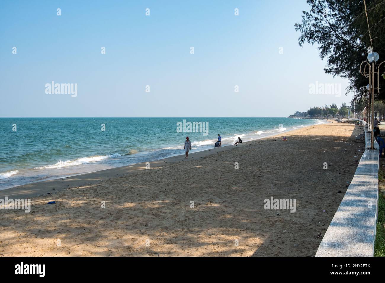 Die Küste südlich von Pak Nam Pran in der Provinz Prachuap Khiri Khan in Thailand Stockfoto
