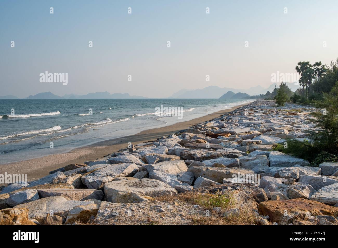 Die Küste südlich von Pak Nam Pran in der Provinz Prachuap Khiri Khan in Thailand Stockfoto