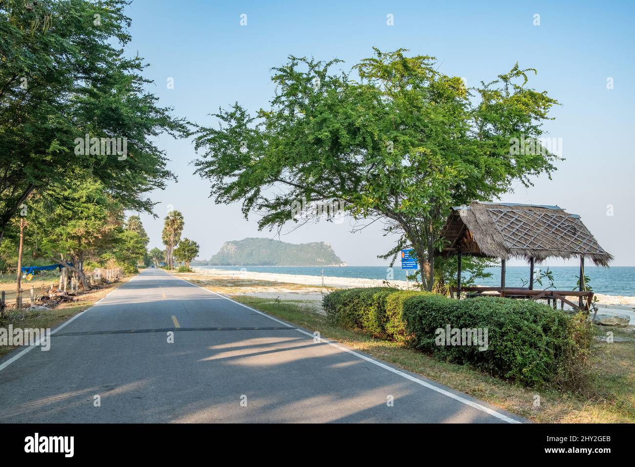 Die Küstenstraße südlich von Pak Nam Pran in der Provinz Prachuap Khiri Khan in Thailand Stockfoto