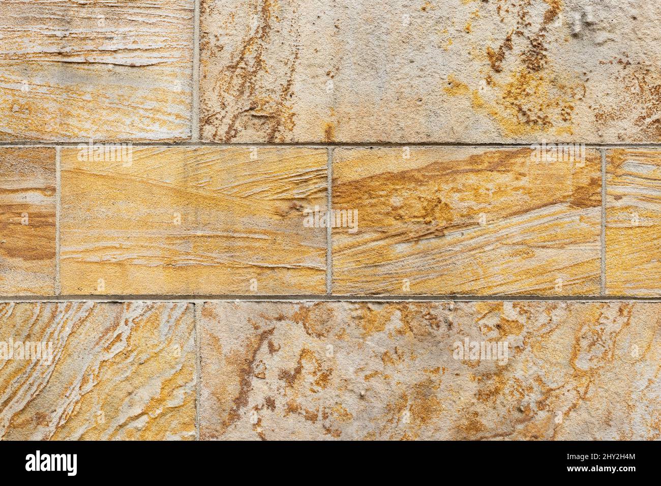 Geologische Kreuzungen zeigen detaillierte Aufnahmen von architektonischen Sandsteinbausteinen an einer Wand Stockfoto