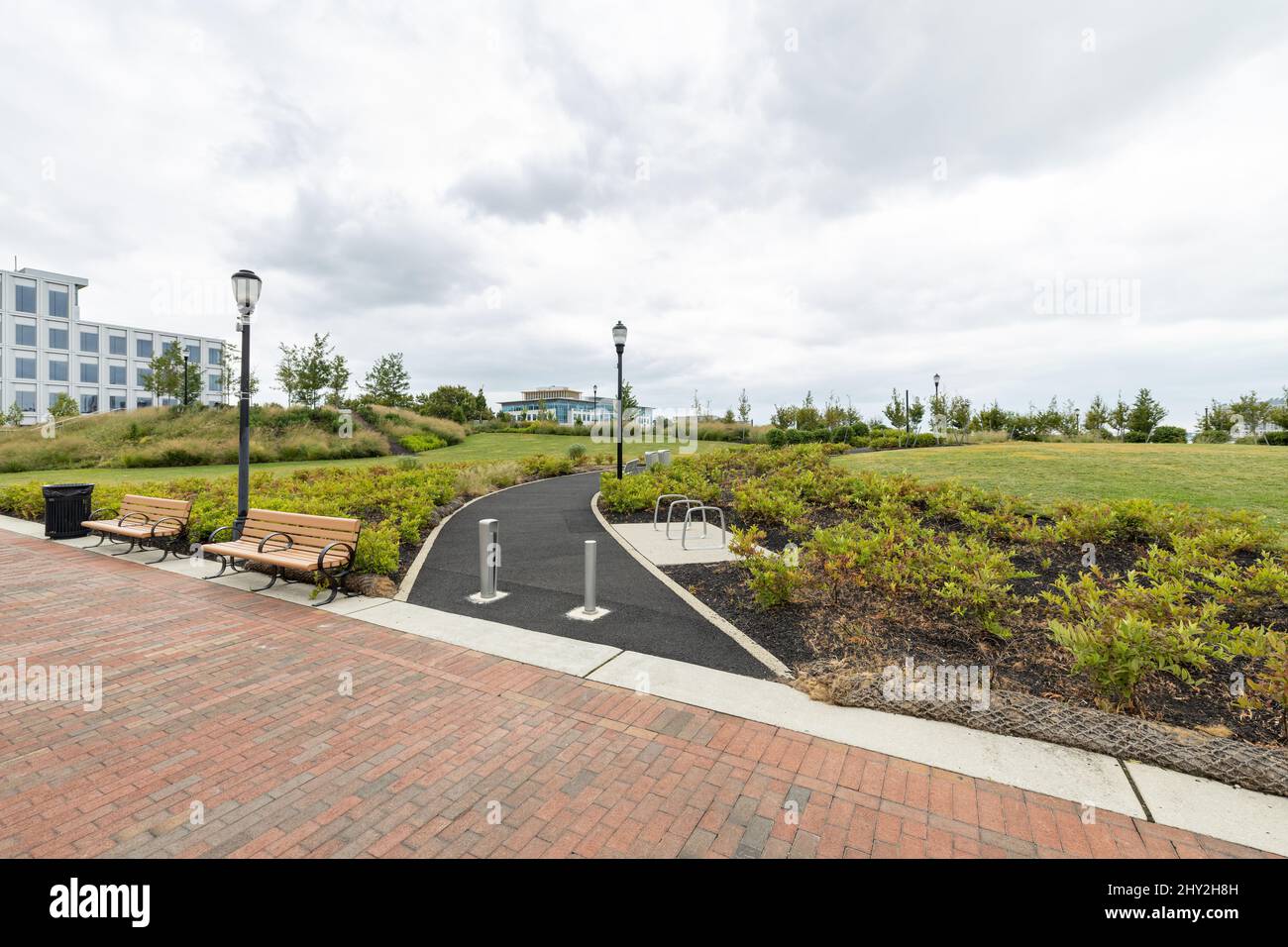 Ein gepflasterter Fußweg führt in den RCA Pier Park, ein urbanes Revitalisierungsprojekt am Delaware River in Camden, New Jersey, USA Stockfoto