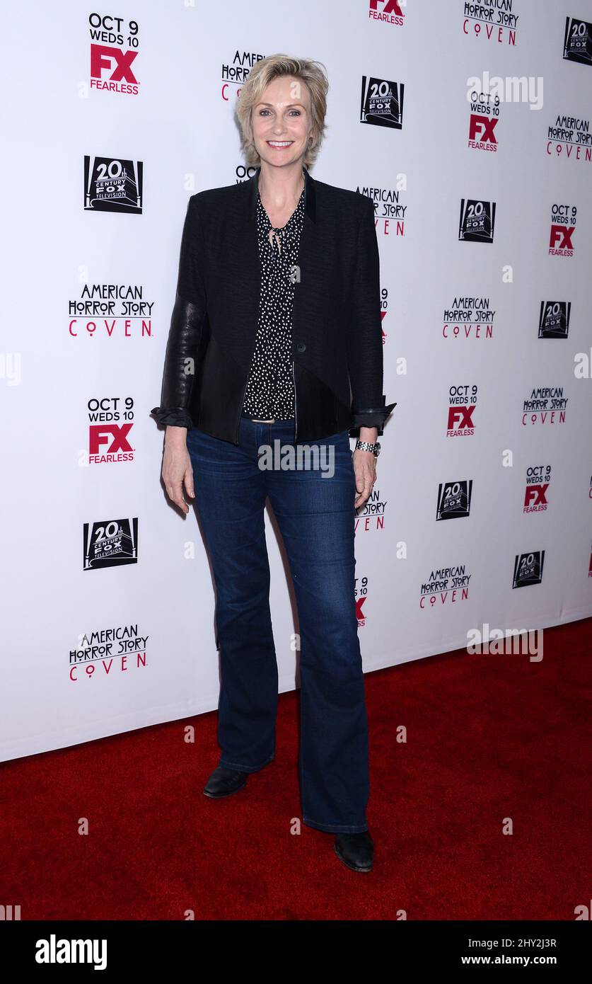 Jane Lynch nimmt an der Premiere von FX's „American Horror Story: Coven“ im Pacific Design Center in Los Angeles, USA, Teil. Stockfoto