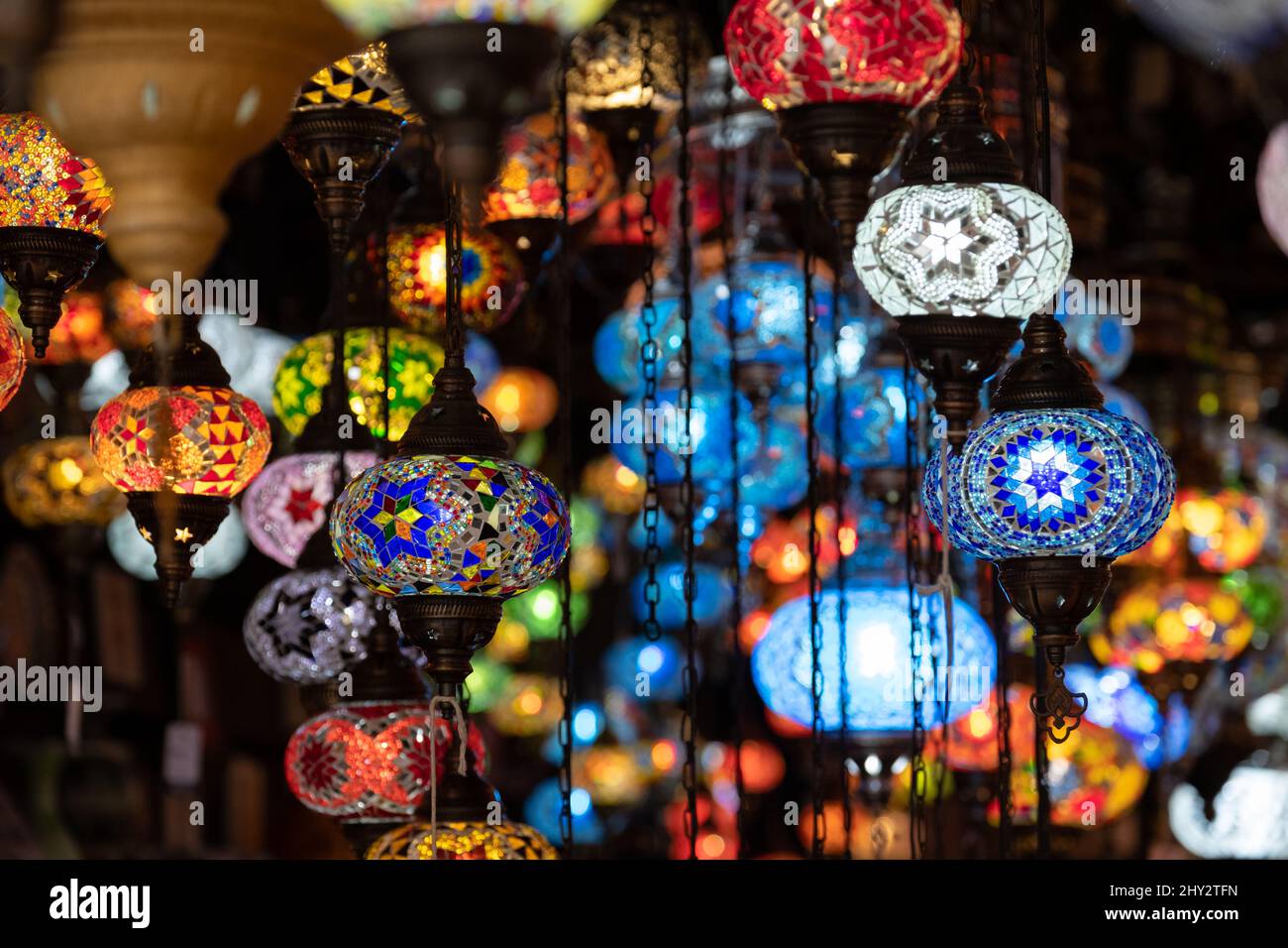 Inneneinrichtung des Leuchtenshops in Camden Market im Norden Londons, Großbritannien, mit bunten Glashängelampen im orientalischen Stil. Stockfoto