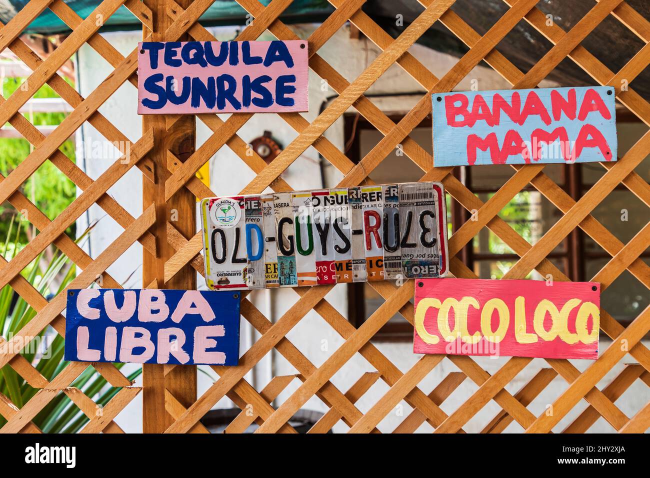 Loreto, Baja California Sur, Mexiko. 17. November 2021. Schilder für Cocktails an einer Bar in Loreto. Stockfoto