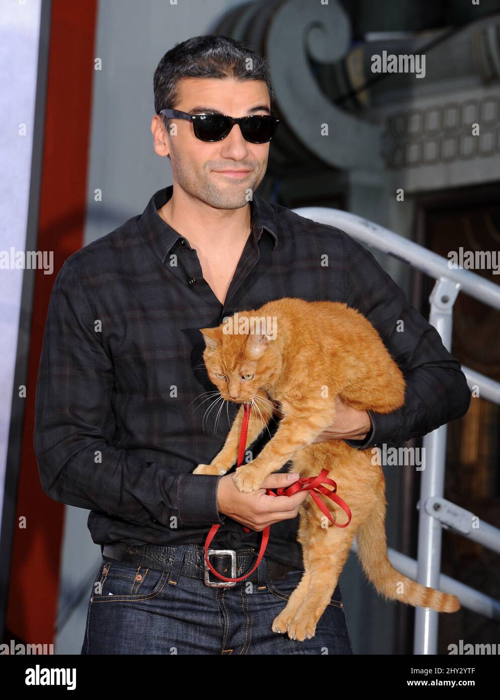 Oscar Isaac während der John Goodman Handprint- und Footprint-Zeremonie im TCL Chinese Theatre in Los Angeles, USA. Stockfoto