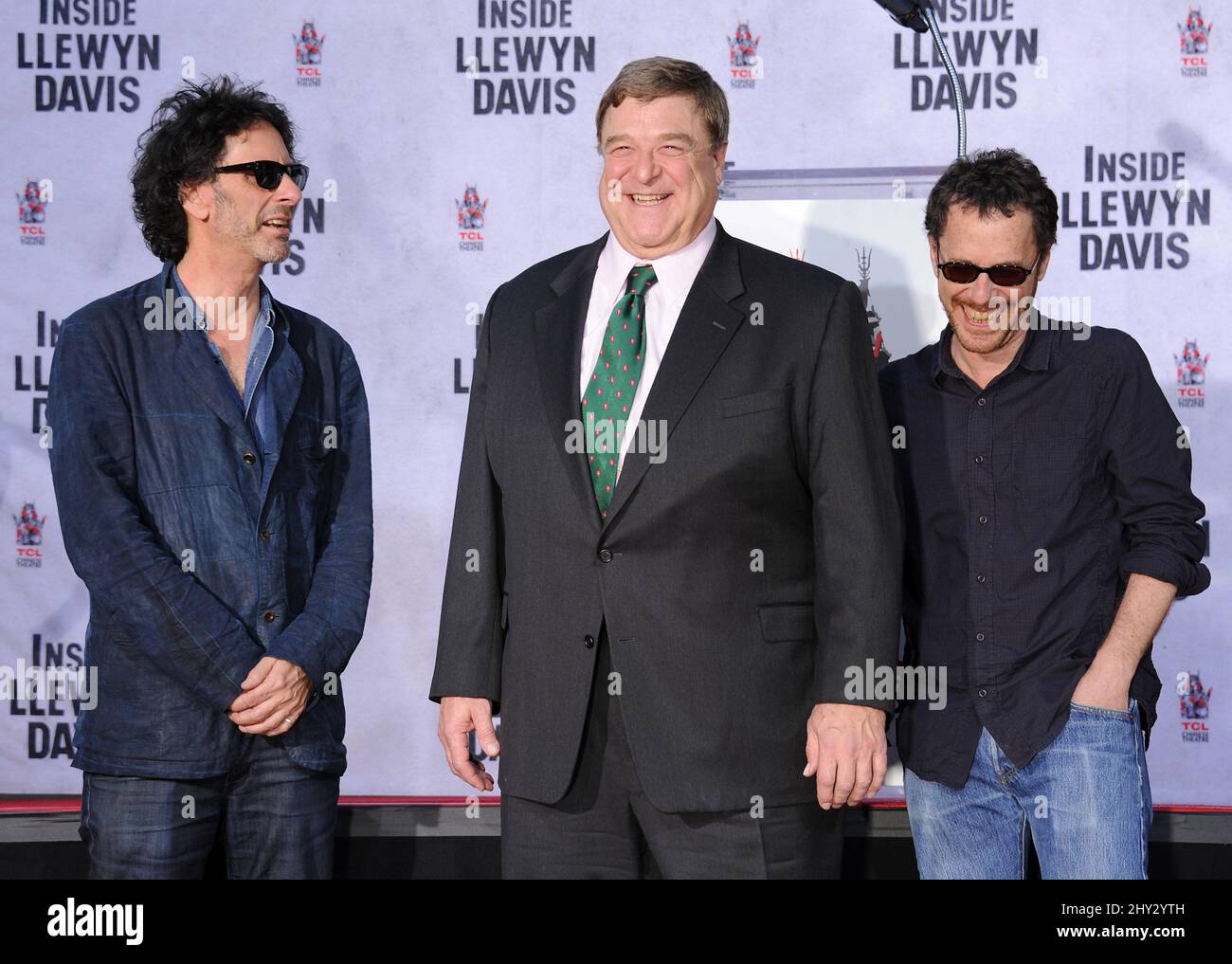 Joel Coen, John Goodman und Ethan Coen während der John Goodman Handprint- und Footprint-Zeremonie im TCL Chinese Theatre in Los Angeles, USA. Stockfoto