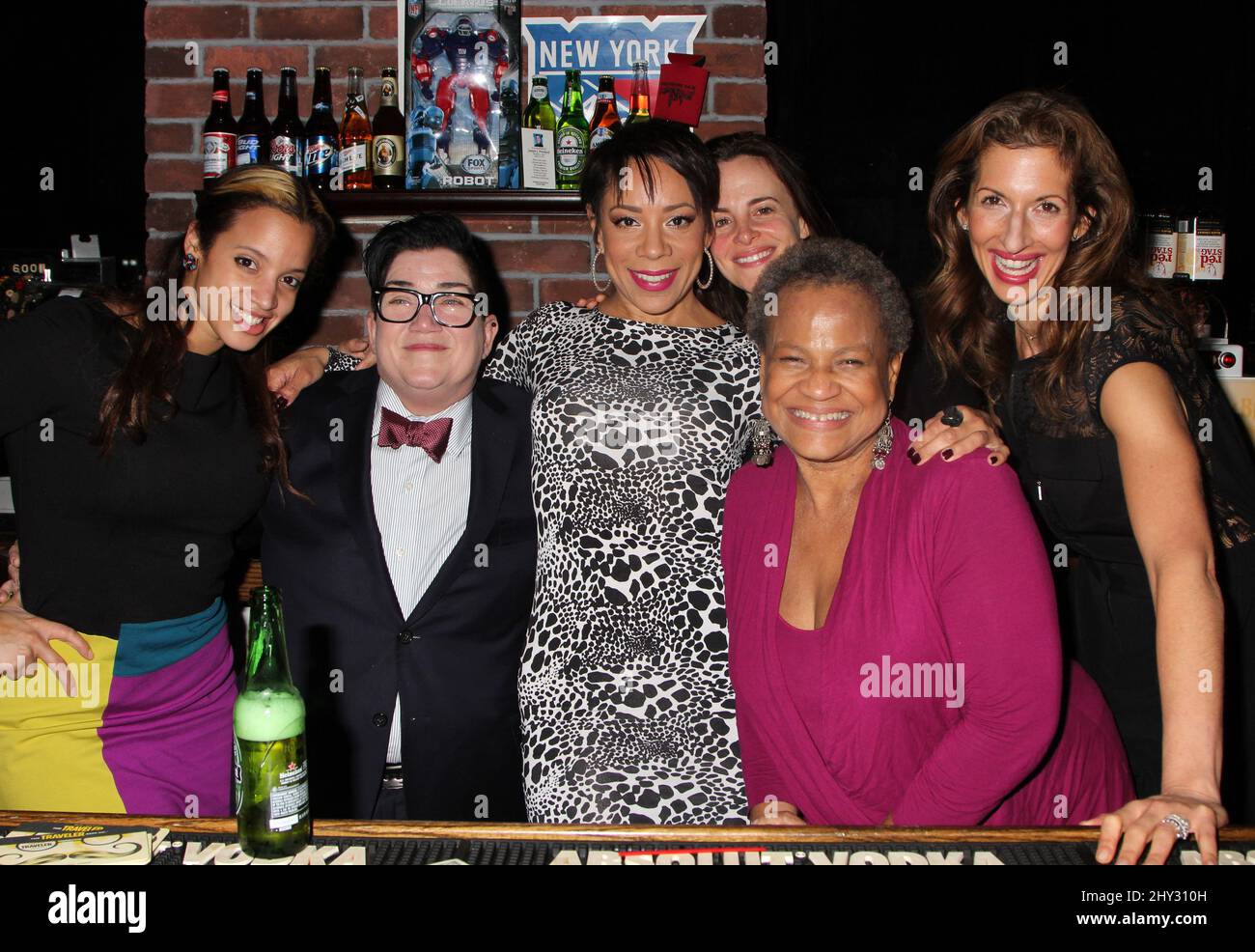 Dascha Polanco, Lea DeLaria, Selenis Levya, Maria Dizia, Michelle Hurst und Alysia Reiner bei der „Stockings With Care“ Celebrity Bartending Night, die in der Hudson Station Bar and Grill, New York City, stattfindet. Stockfoto