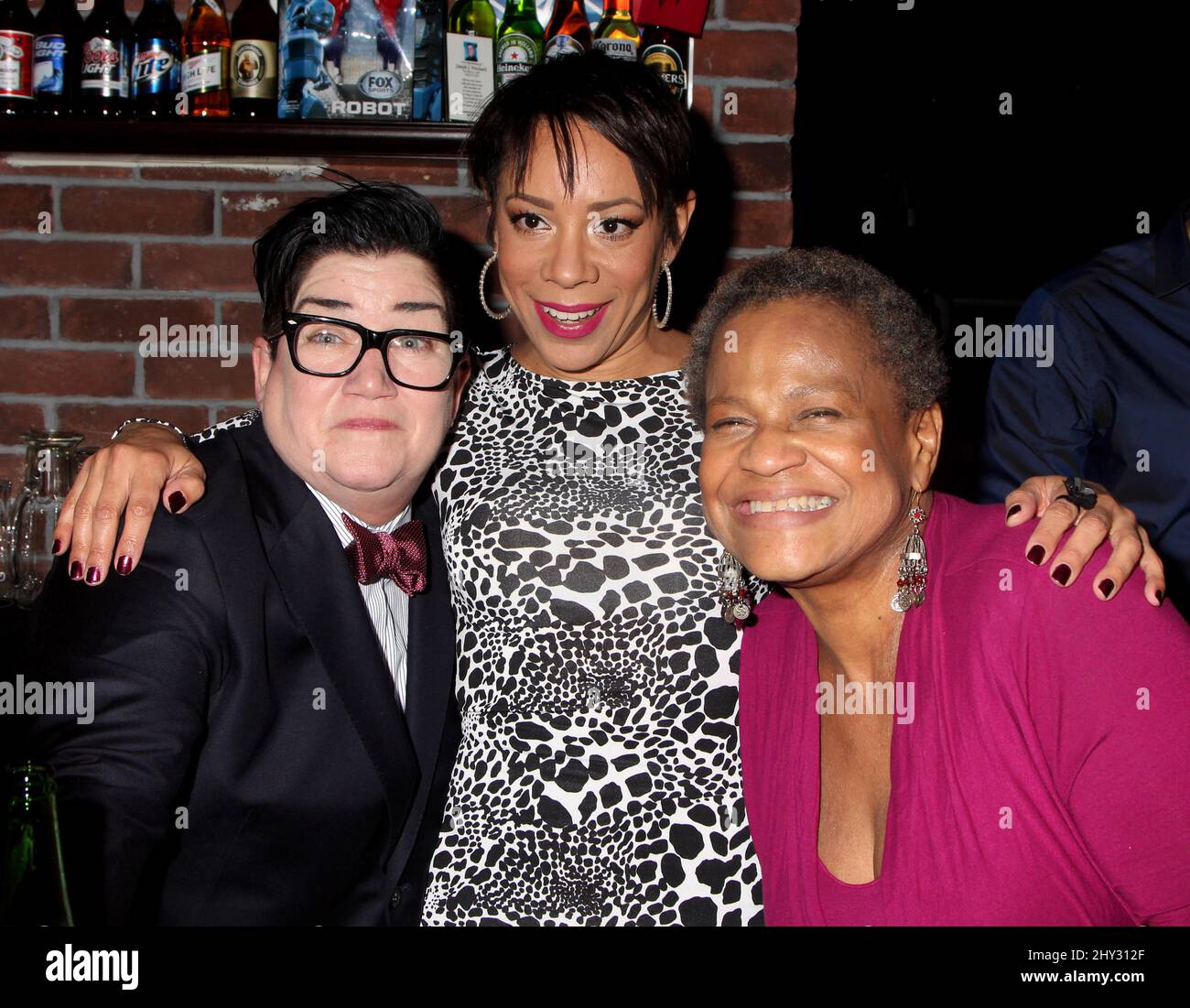 Lea DeLaria, Selenis Levya und Michelle Hurst nahmen an der „Stockings With Care“ Celebrity Bartending Night Teil, die in der Hudson Station Bar and Grill, New York City, stattfand. Stockfoto