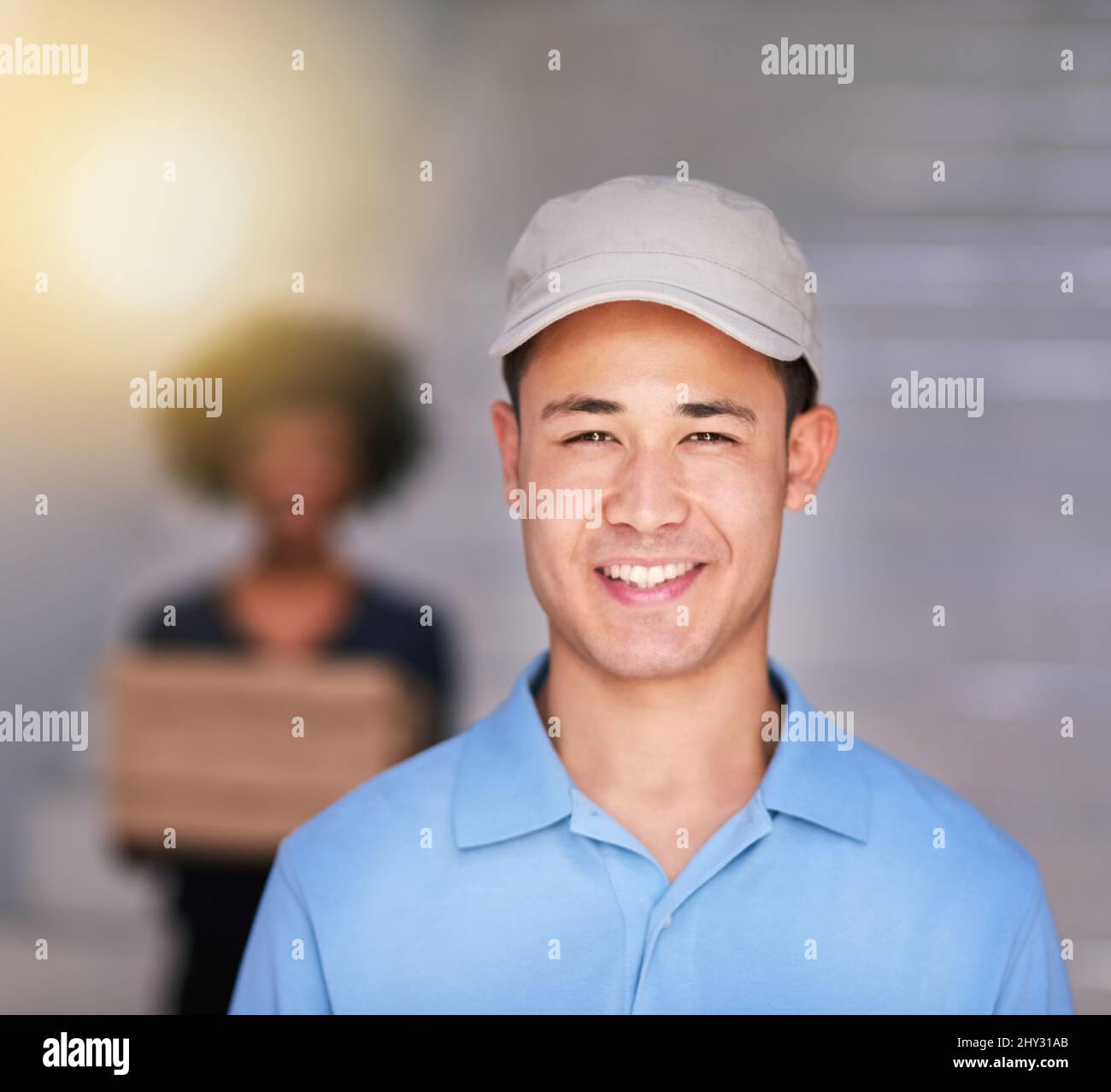 Ein weiterer zufriedener Kunde. Porträt eines glücklichen Mannes, der eine Lieferung an eine Geschäftsfrau in ihrem Büro macht. Stockfoto