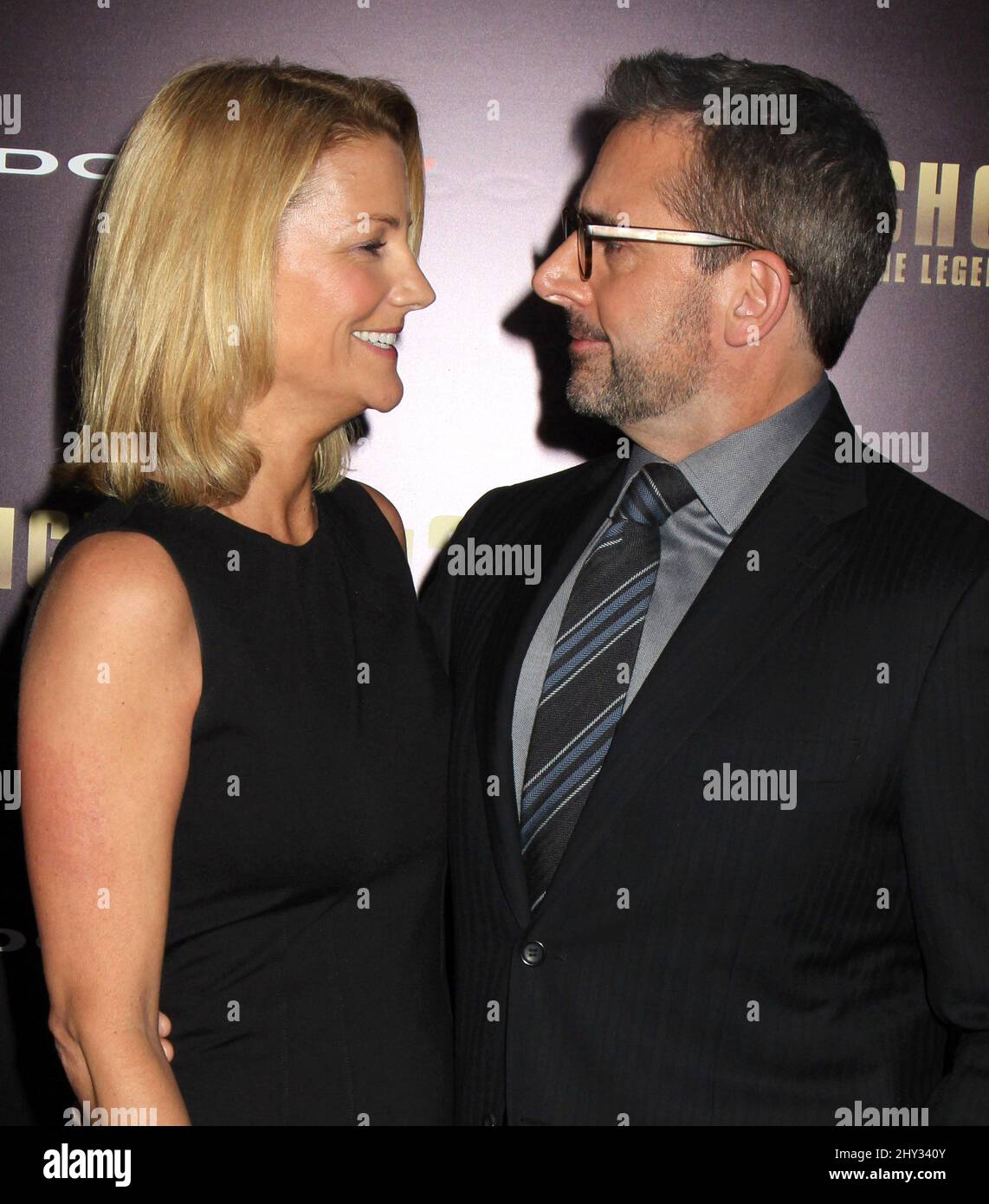 Steve Carell und Nancy Walls bei der Premiere von Anchorman 2: The Legend setzt sich fort, in New York. Stockfoto