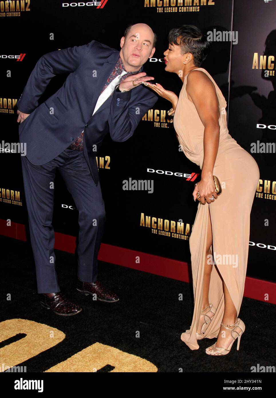 David Koechner und Meagan Good bei der Premiere von Anchorman 2: The Legend fährt fort, in New York. Stockfoto