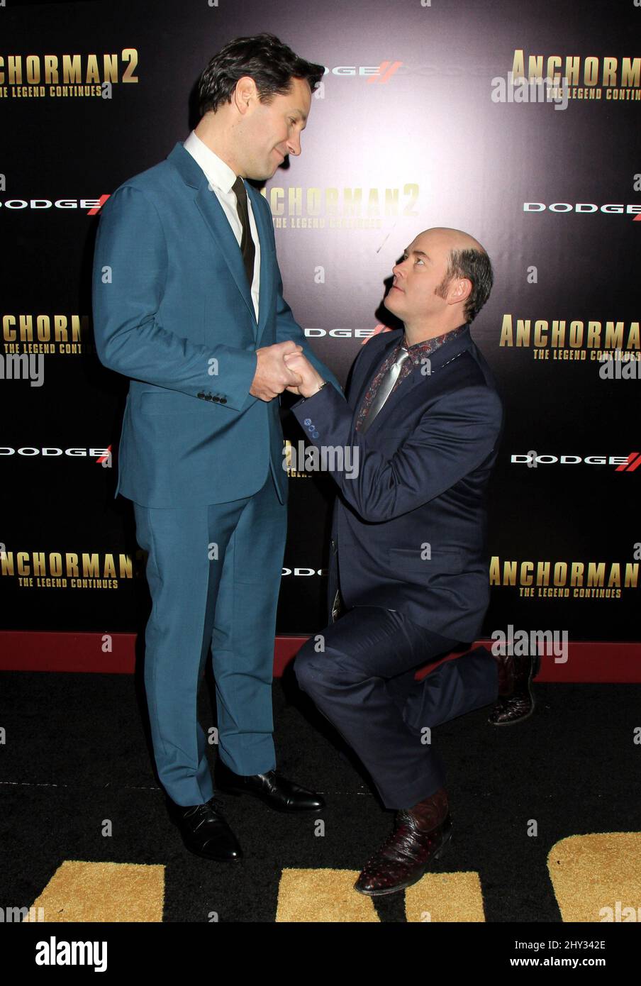 Paul Rudd und David Koechner bei der Premiere von Anchorman 2: The Legend setzt sich fort, in New York. Stockfoto