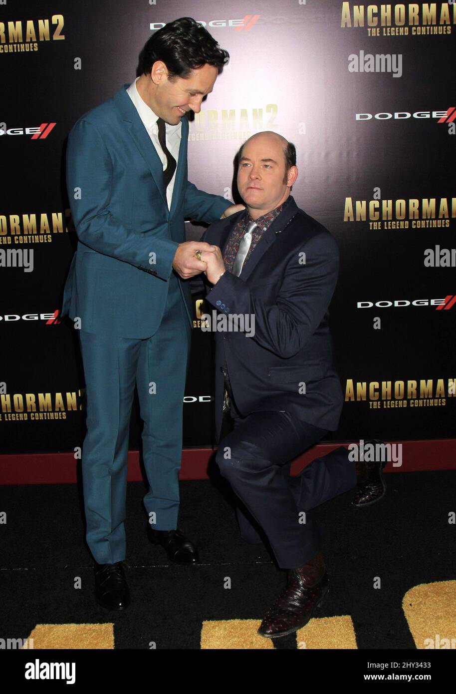 Paul Rudd und David Koechner bei der Premiere von Anchorman 2: The Legend setzt sich fort, in New York. Stockfoto