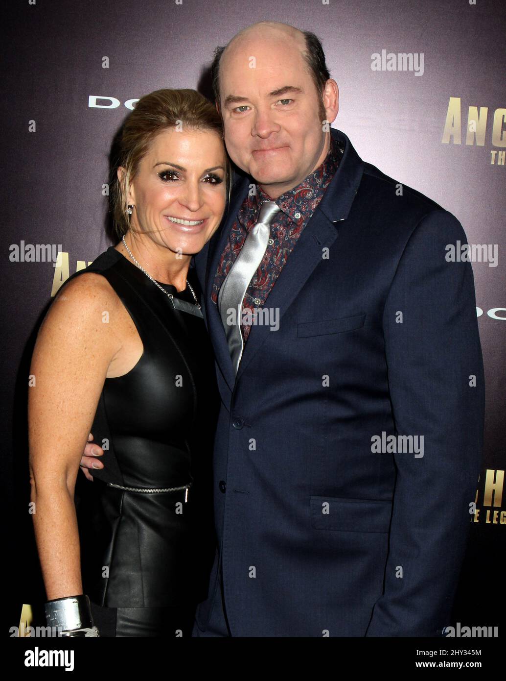 Leigh Koechner und David Koechner bei der Premiere von Anchorman 2: The Legend setzt sich fort, in New York. Stockfoto