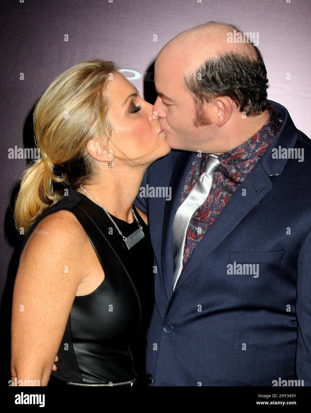 Leigh Koechner und David Koechner bei der Premiere von Anchorman 2: The Legend setzt sich fort, in New York. Stockfoto