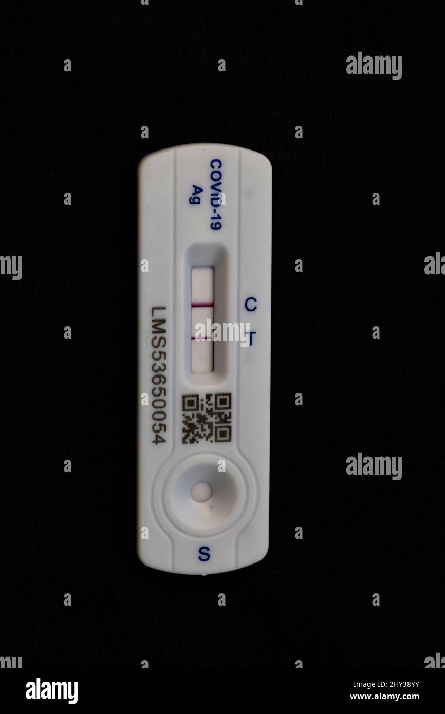Positiver Covid 19 Lateral Flow Test / Rapid lateral Flow Antigen Coronavirus Test auf schwarzem