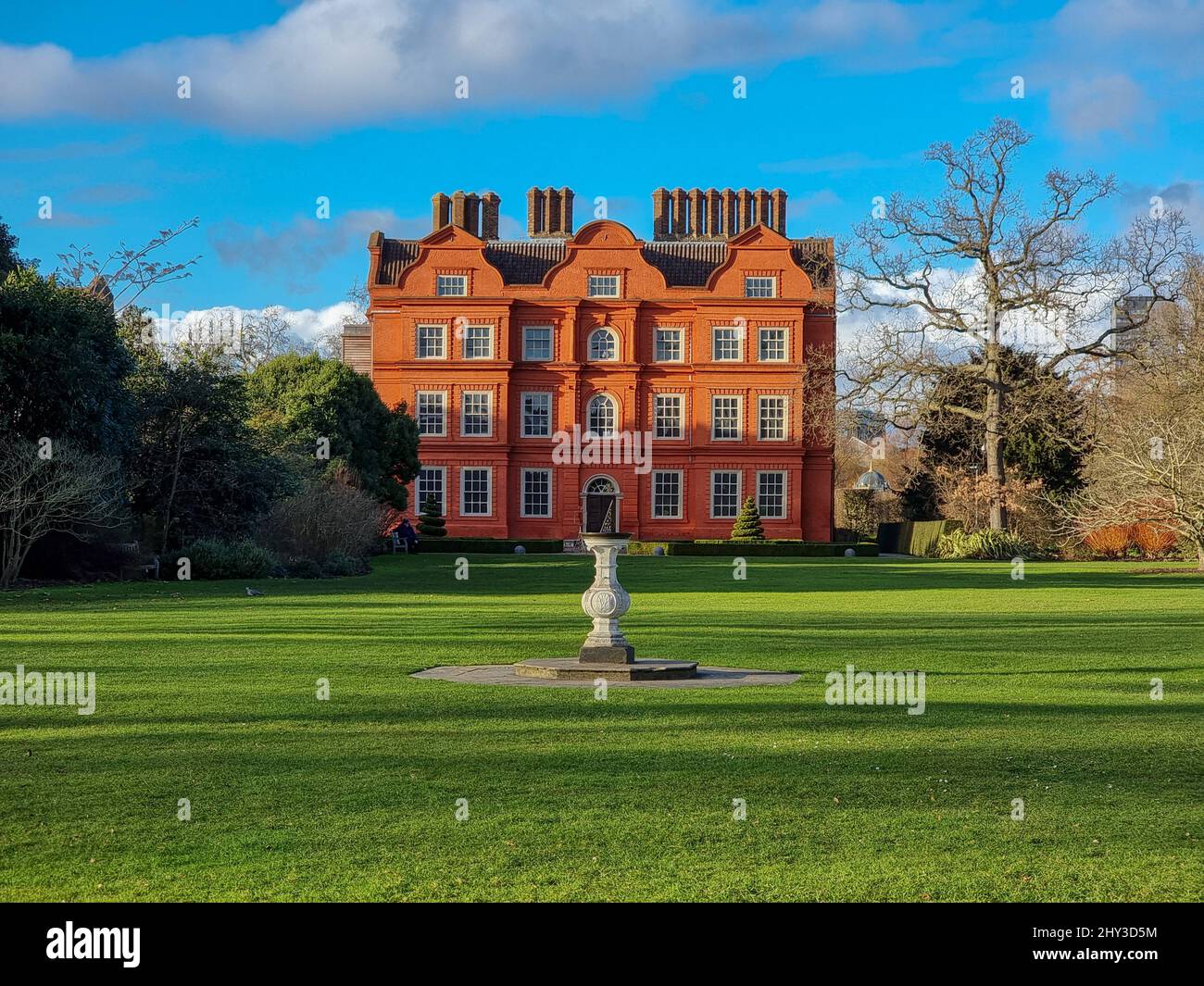 Symmetrische Aufnahme des schönen grünen Gartens vor dem königlichen Kew Palace, Richmond, Großbritannien Stockfoto