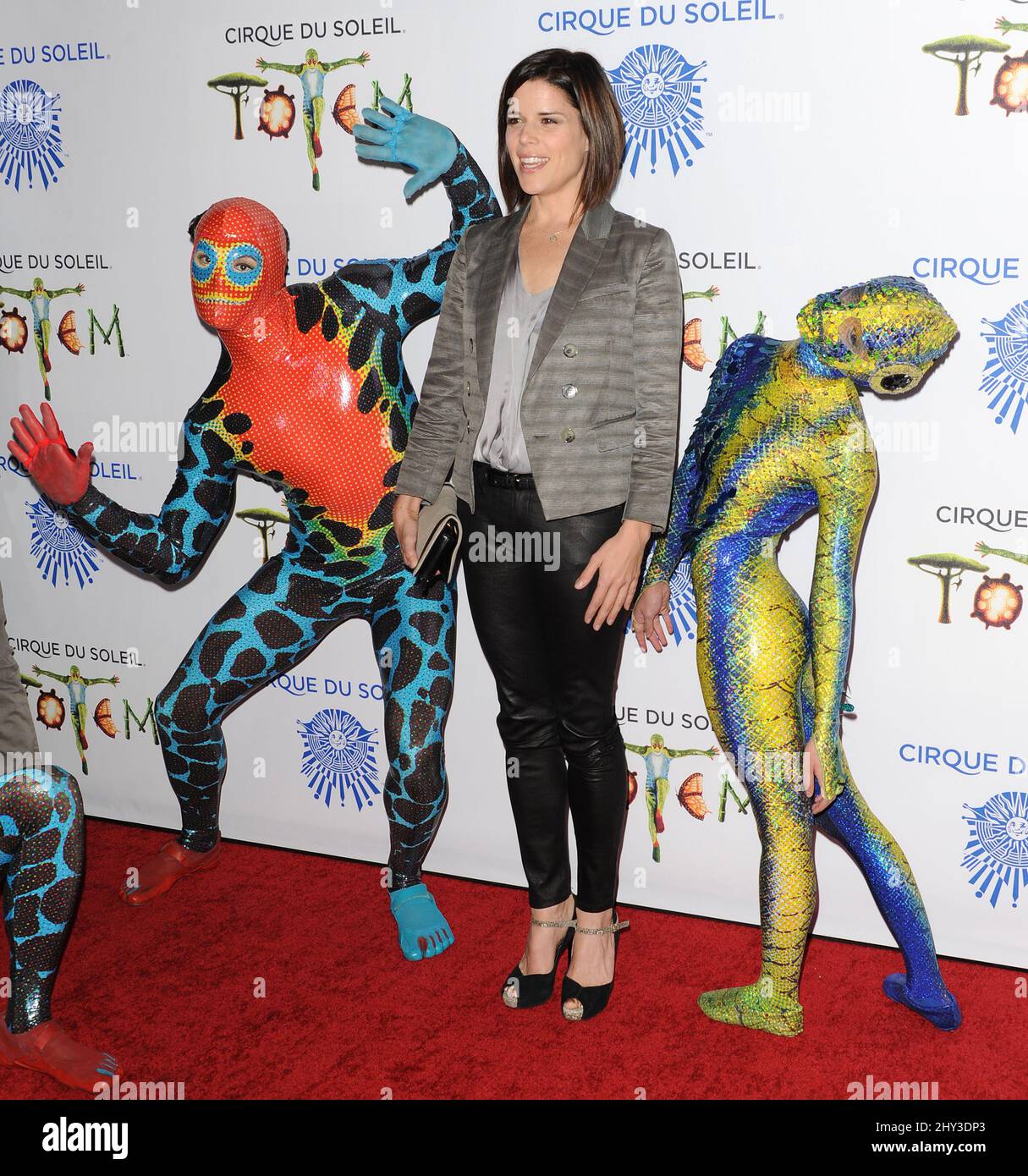 Neve Campbell nimmt am 21. Januar 2014 am Santa Monica Pier, Santa Monica, Kalifornien, an der Cirque du Soleil Teil und präsentiert TOTEM in einem großen Top. Stockfoto