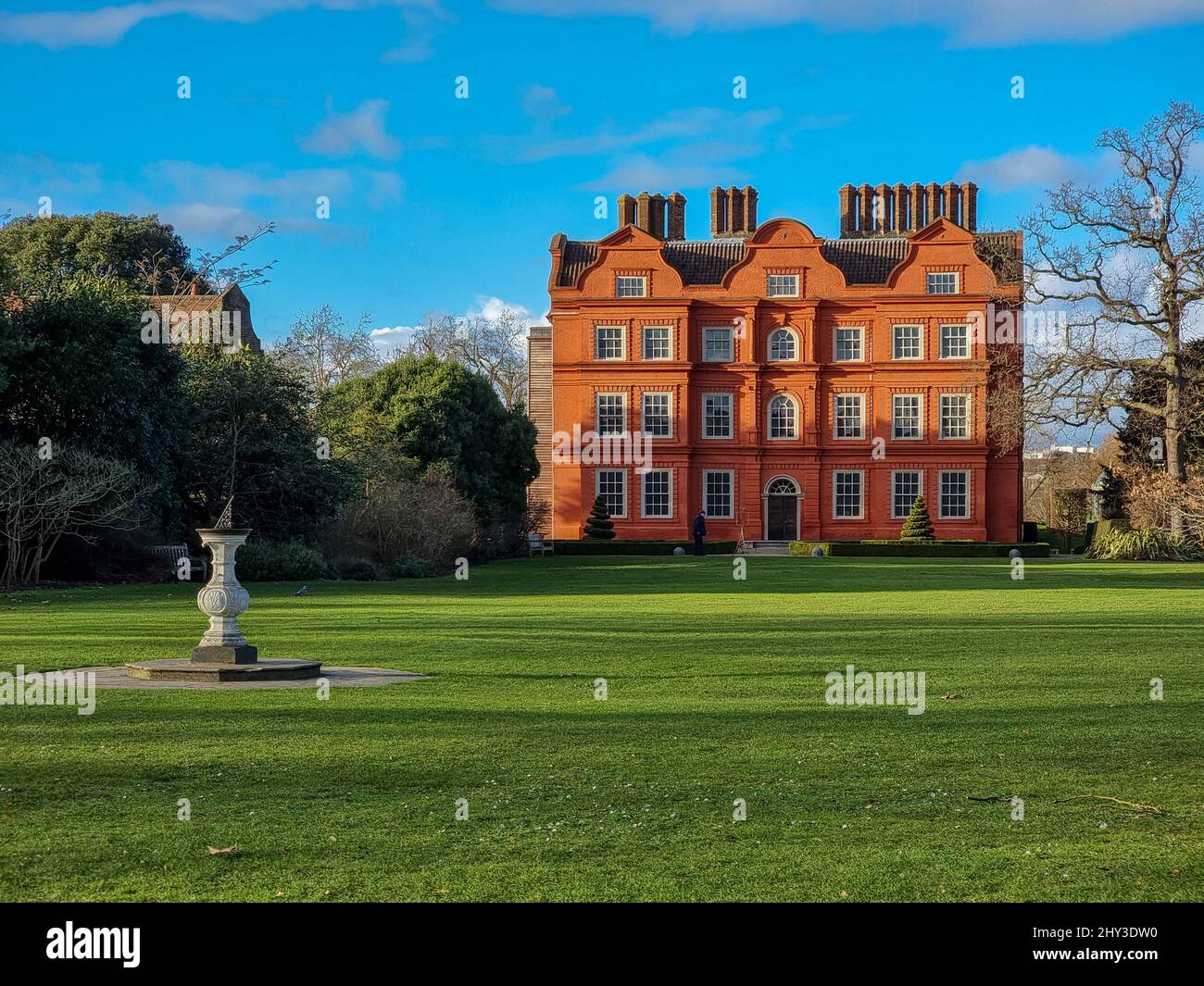 Schöner grüner Garten vor dem königlichen Kew Palace, Richmond, Großbritannien Stockfoto