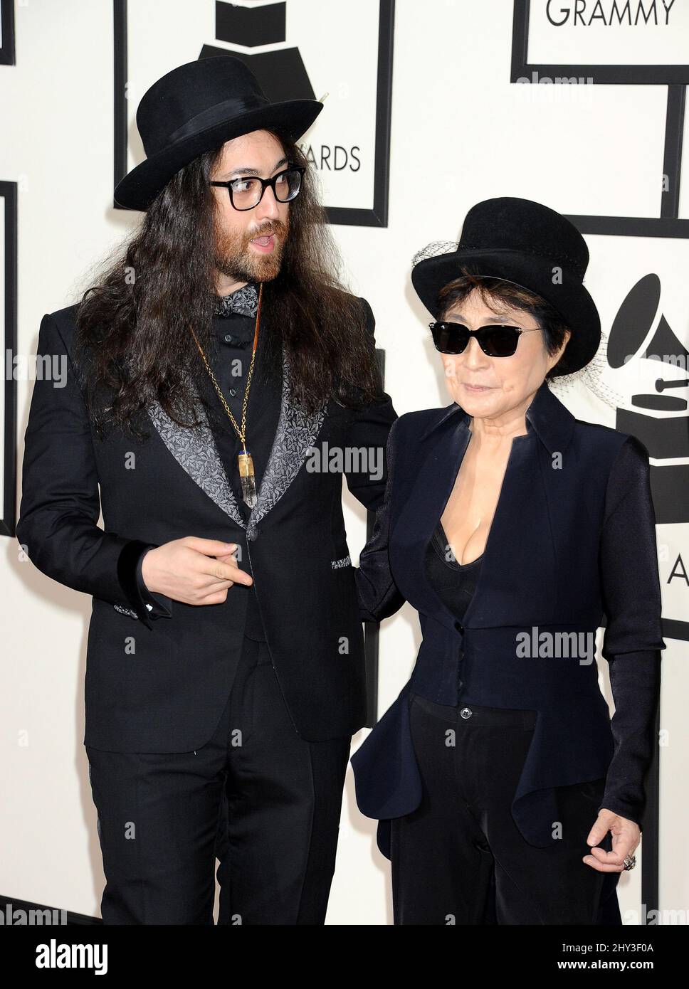 Sean Lennon und Yoko Ono kommen am Sonntag, den 26. Januar 2014, bei den jährlichen GRAMMY Awards 56. im Staples Center in Los Angeles an. Stockfoto