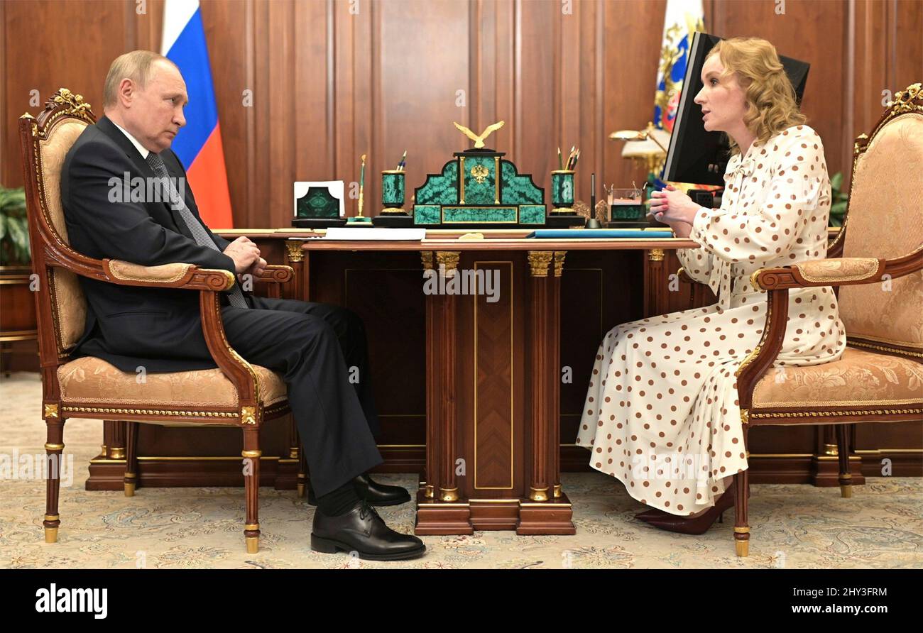 Moskau, Russland. 09. März 2022. Der russische Präsident Wladimir Putin hält am 9. März 2022 in Moskau, Russland, ein Treffen mit der für Kinderrechte zuständigen Kommissarin Maria Lvova-Belovat im Kreml ab. Quelle: Mikhail Klimentyev/Kremlin Pool/Alamy Live News Stockfoto