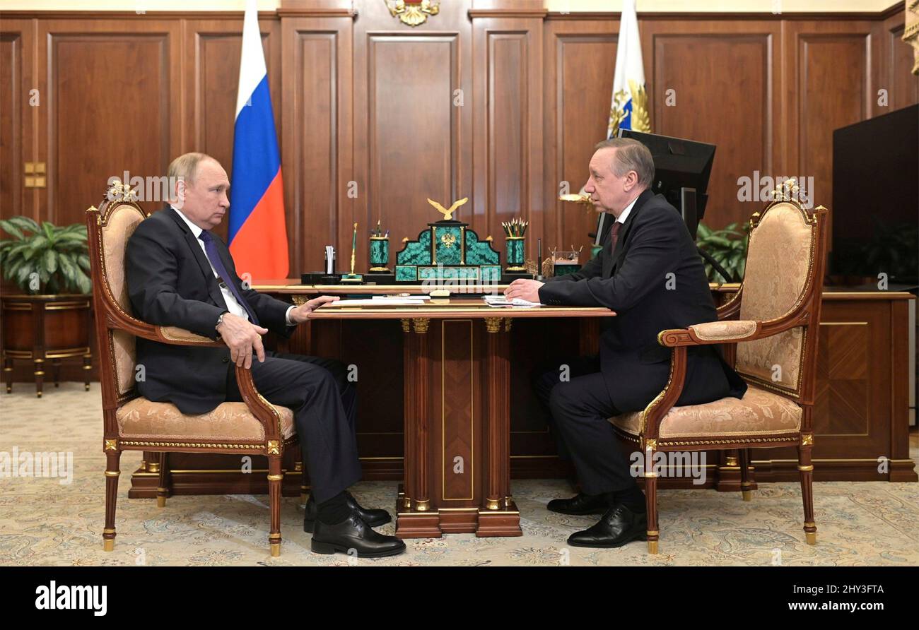 Moskau, Russland. 01. März 2022. Der russische Präsident Wladimir Putin bei einem persönlichen Treffen mit dem Gouverneur von Sankt Petersburg, Alexander Beglov, am 1. März 2022 im Kreml in Moskau, Russland. Quelle: Mikhail Klimentyev/Kremlin Pool/Alamy Live News Stockfoto