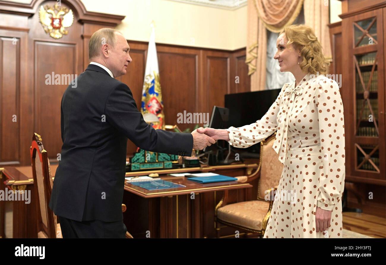 Moskau, Russland. 09. März 2022. Der russische Präsident Wladimir Putin begrüßt die für Kinderrechte zuständige Kommissarin Maria Lvova-Belovat zu einem persönlichen Treffen am 9. März 2022 im Kreml in Moskau, Russland. Quelle: Mikhail Klimentyev/Kremlin Pool/Alamy Live News Stockfoto
