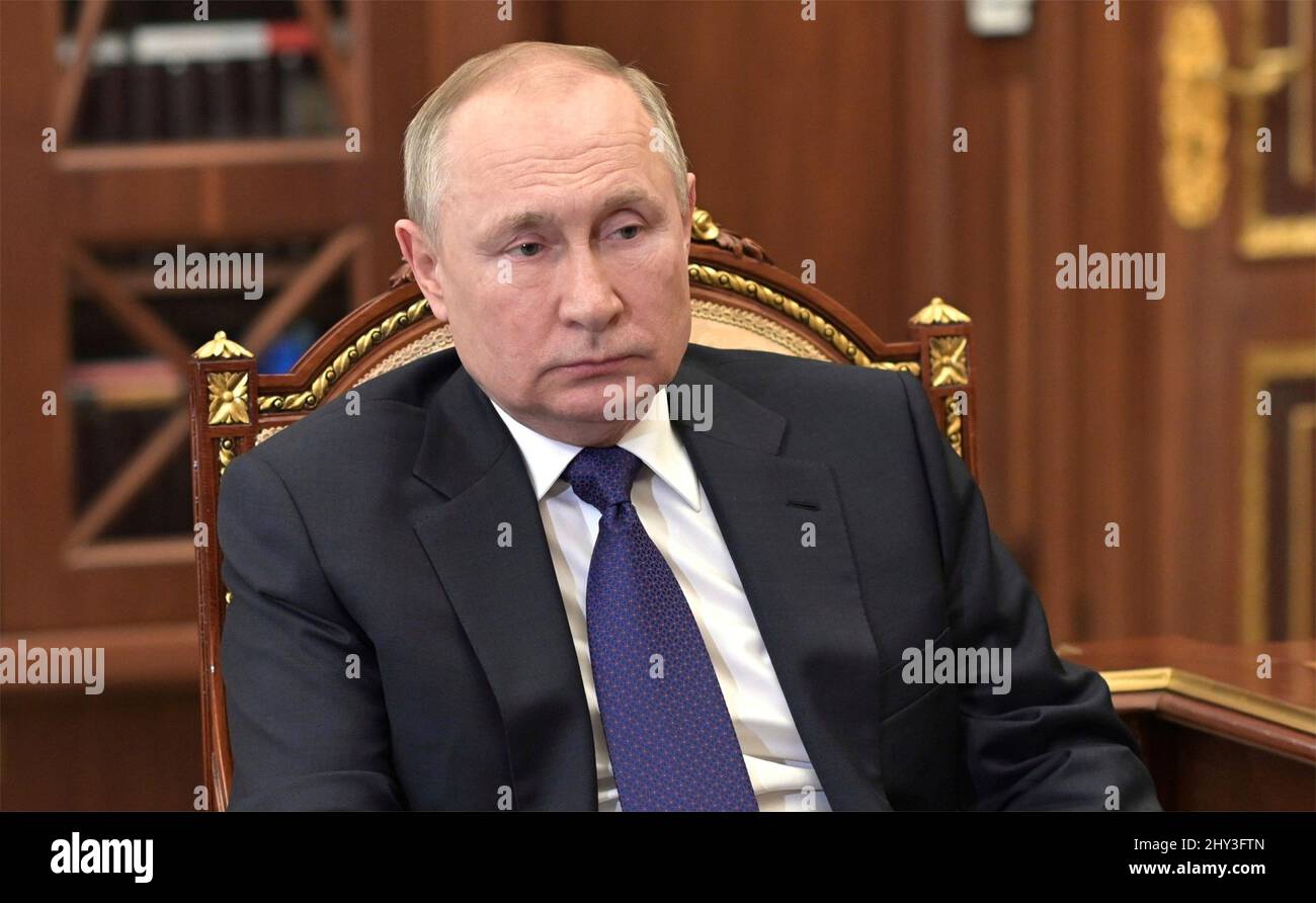 Moskau, Russland. 01. März 2022. Der russische Präsident Wladimir Putin bei einem persönlichen Treffen mit dem Gouverneur von Sankt Petersburg, Alexander Beglov, am 1. März 2022 im Kreml in Moskau, Russland. Quelle: Mikhail Klimentyev/Kremlin Pool/Alamy Live News Stockfoto