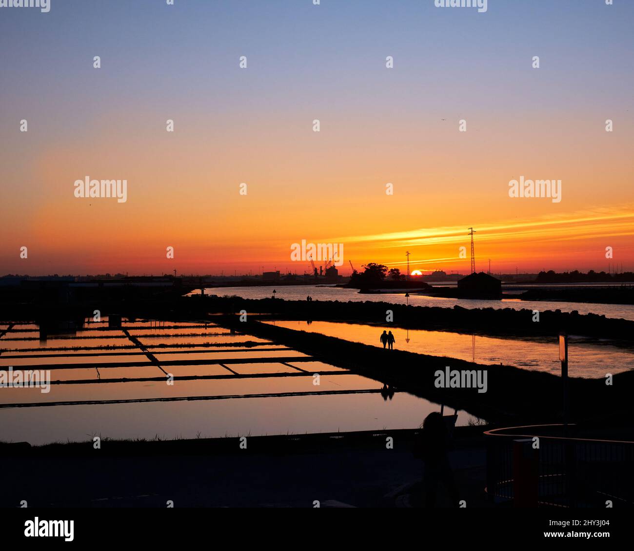 Nahaufnahme der Salzpfannen von Aveiro mit Sonnenuntergang im Hintergrund Stockfoto