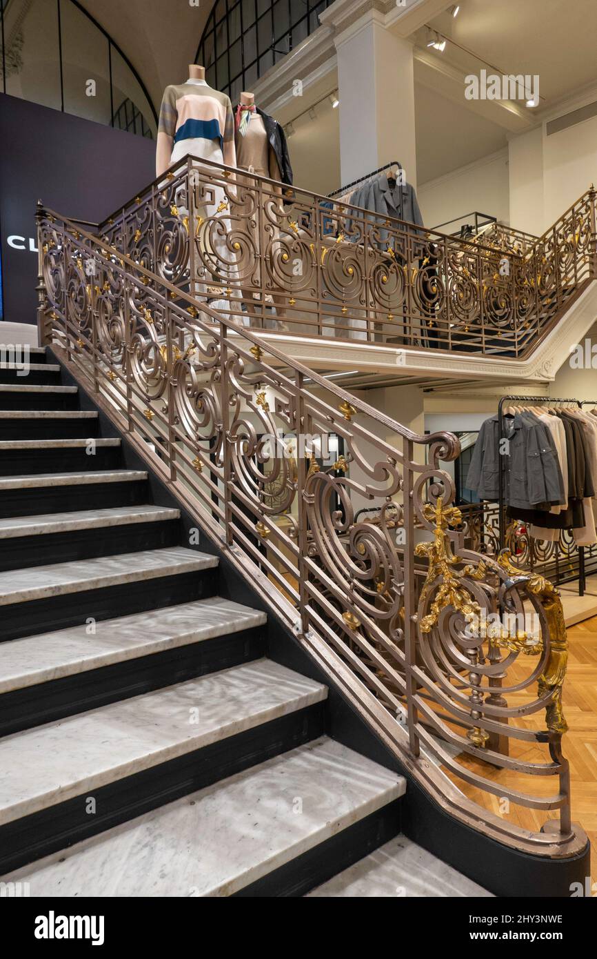 Der Club Monaco ist ein erschwinglicher Luxus-Modeladen im Wahrzeichen von Charles Scribner's Sons an der Fifth Avenue, NYC, USA 2022 Stockfoto