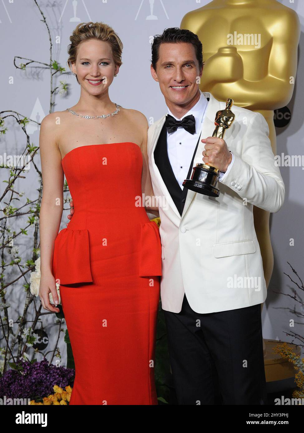 Matthew McConaughey, rechts, Gewinner des Preises für den besten Schauspieler für seine Rolle in den „Dallas Buyers Club“-Posen mit Jennifer Lawrence im Presseraum während der Oscars im Dolby Theater am Sonntag, dem 2. März 2014, in Los Angeles. Stockfoto
