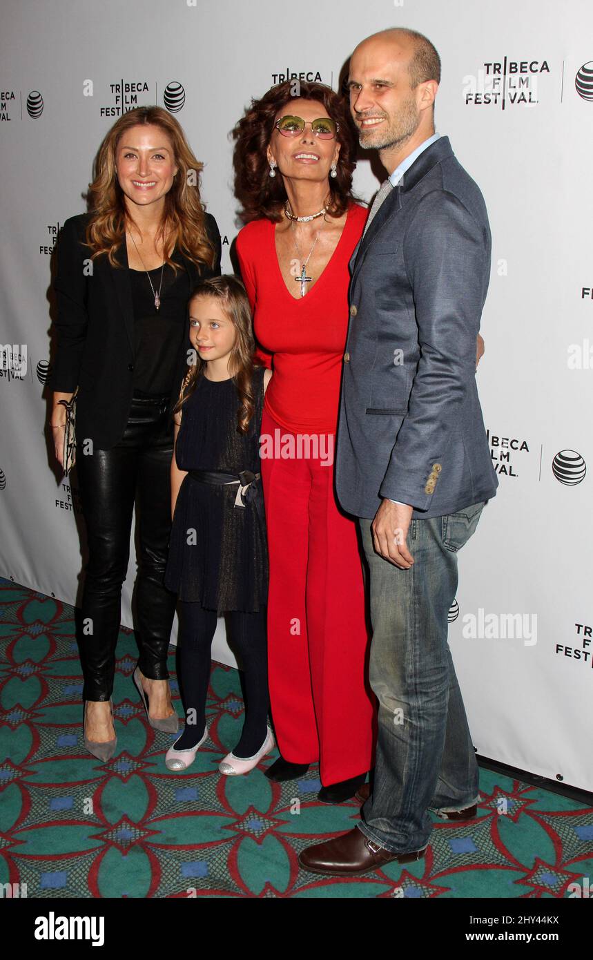 Sasha Alexander, Lucia Sofia Ponti, Sophia Loren und Edoardo Ponti kommen am Montag, den 21. April 2014 in New York, zur Vorführung von Human Voice während des Tribeca Film Festivals 2014 im AMC Loews Village 7. Stockfoto