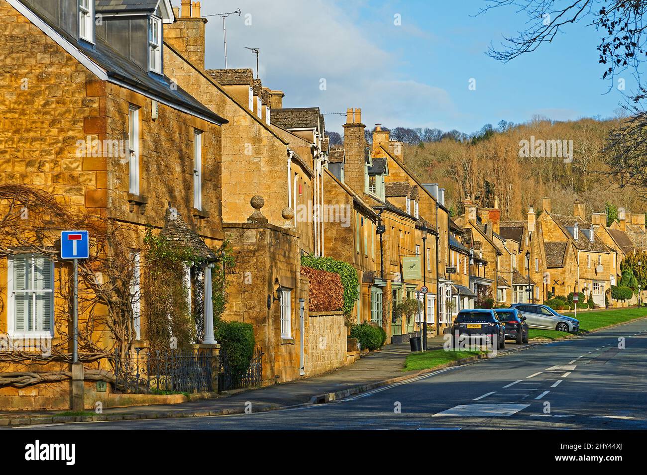 Broadway, Cotswolds und ruhige Straßenszene mit warmen Steingebäuden Stockfoto