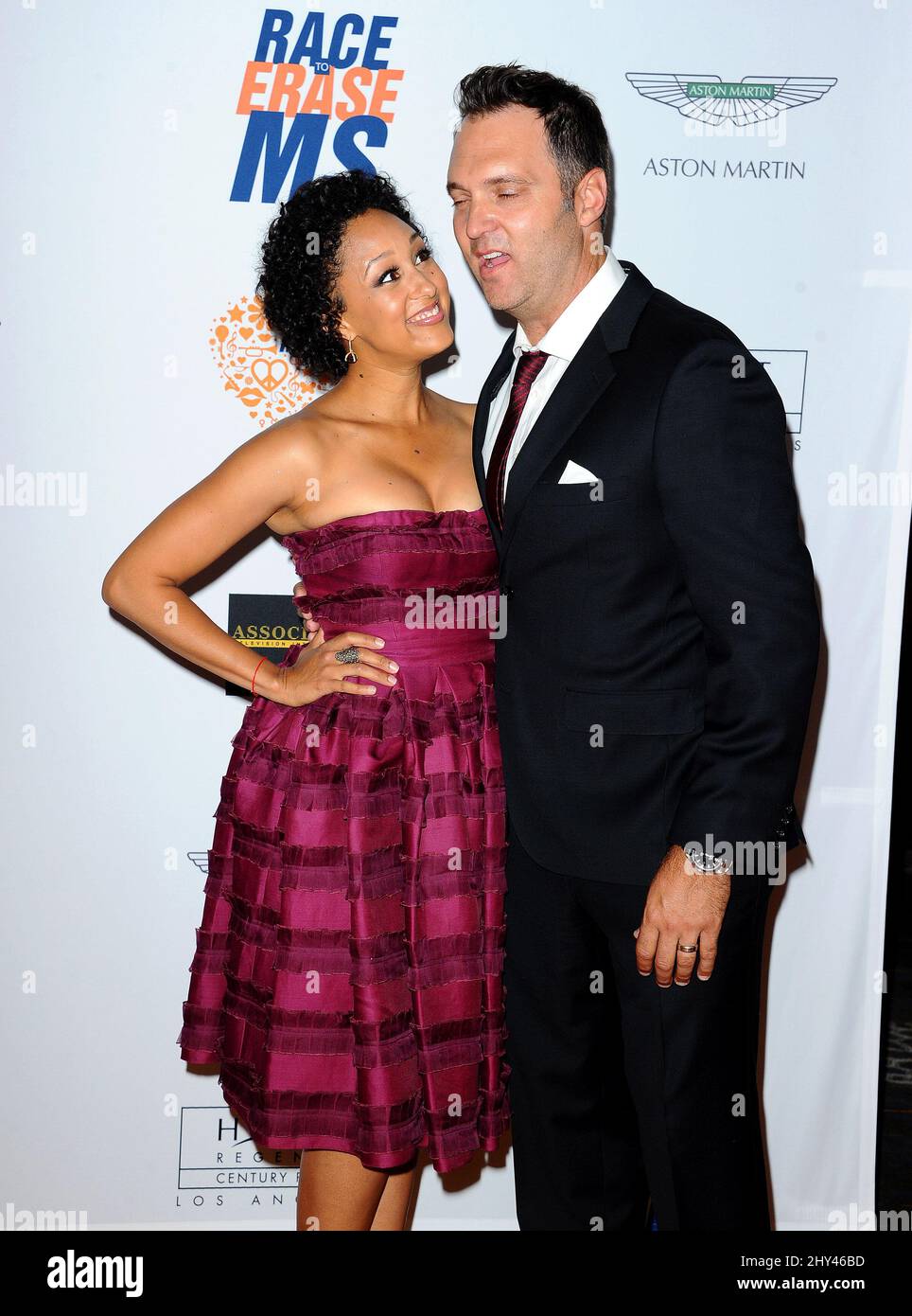 Tamera Mowry-Housley und Adam Housley nehmen an der jährlichen Race to Erase MS Gala 21. in Los Angeles, Kalifornien, Teil. Stockfoto