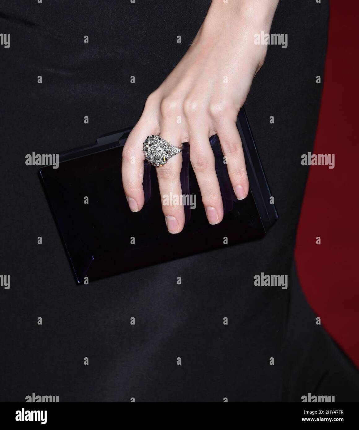 Anna Kendrick bei der Ankunft im Costume Institute Benefit Met Gala zur Eröffnung der Charles James, Beyond Fashion Exhibition und des neuen Anna Wintour Costume Center. Das Metropolitan Museum of Art, New York City. Stockfoto